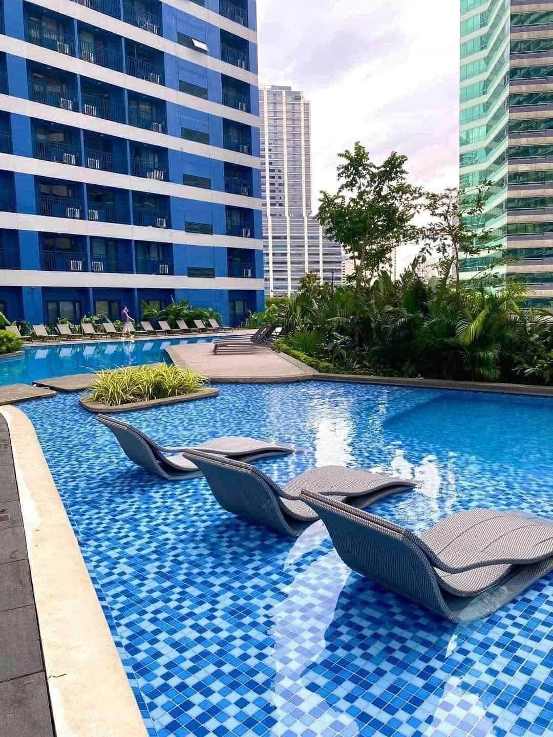 8th Floor Main Pool