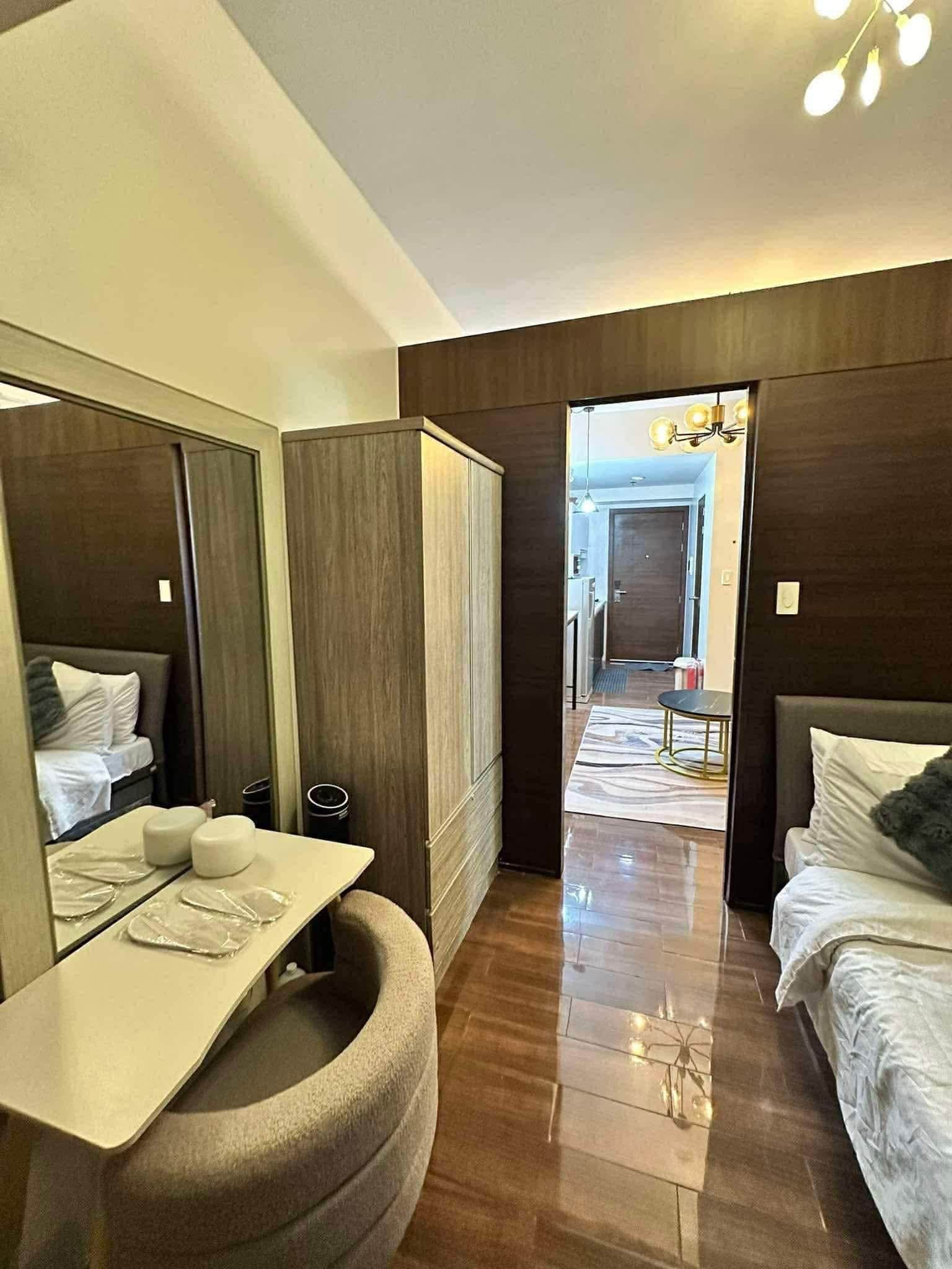 Bedroom, Living Room & Kitchen Overview